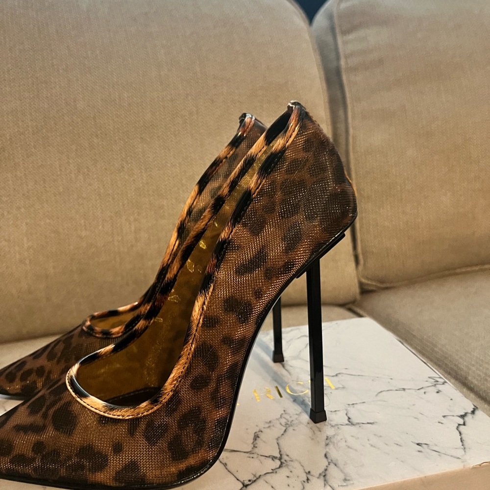 Jessica Rich Leopard Print Heels - Picture 2 of 4